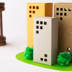 砂時計とマンションの模型