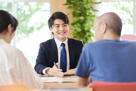 不動産会社から提案を受ける夫婦